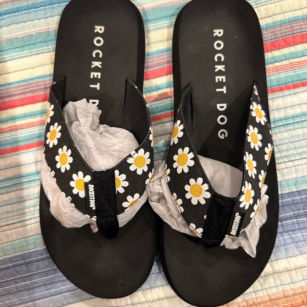 Rocket Dog Black Daisy Sandals - Picture 4 of 7